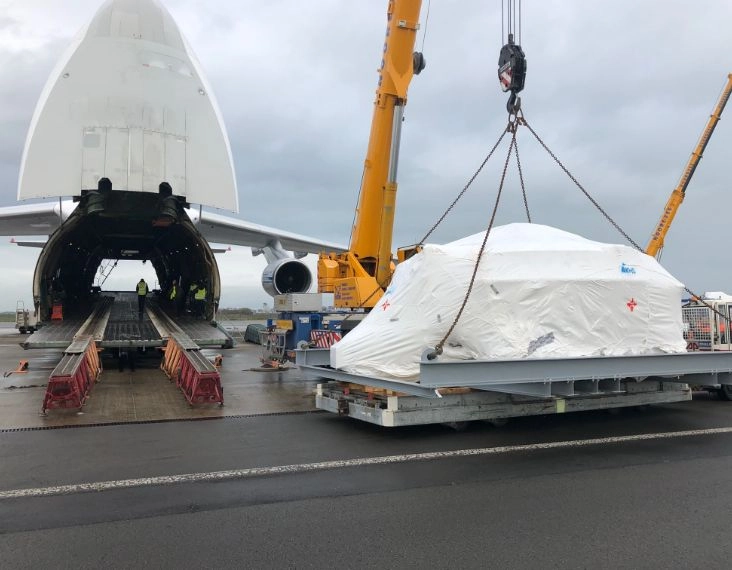 DEUFOL-Exportverpackung wird in Frachtflugzeug geladen