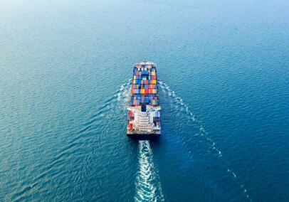 Cargoschiff transportiert Seecontainer auf Meer