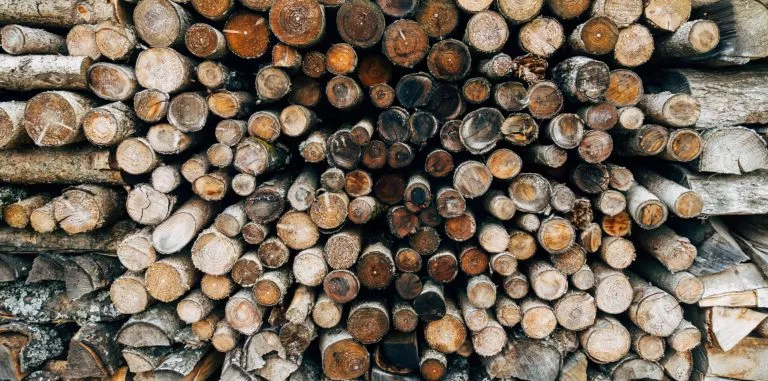 Holzstapel zur Symbolisierung der aktuellen Rohstoffsituation
