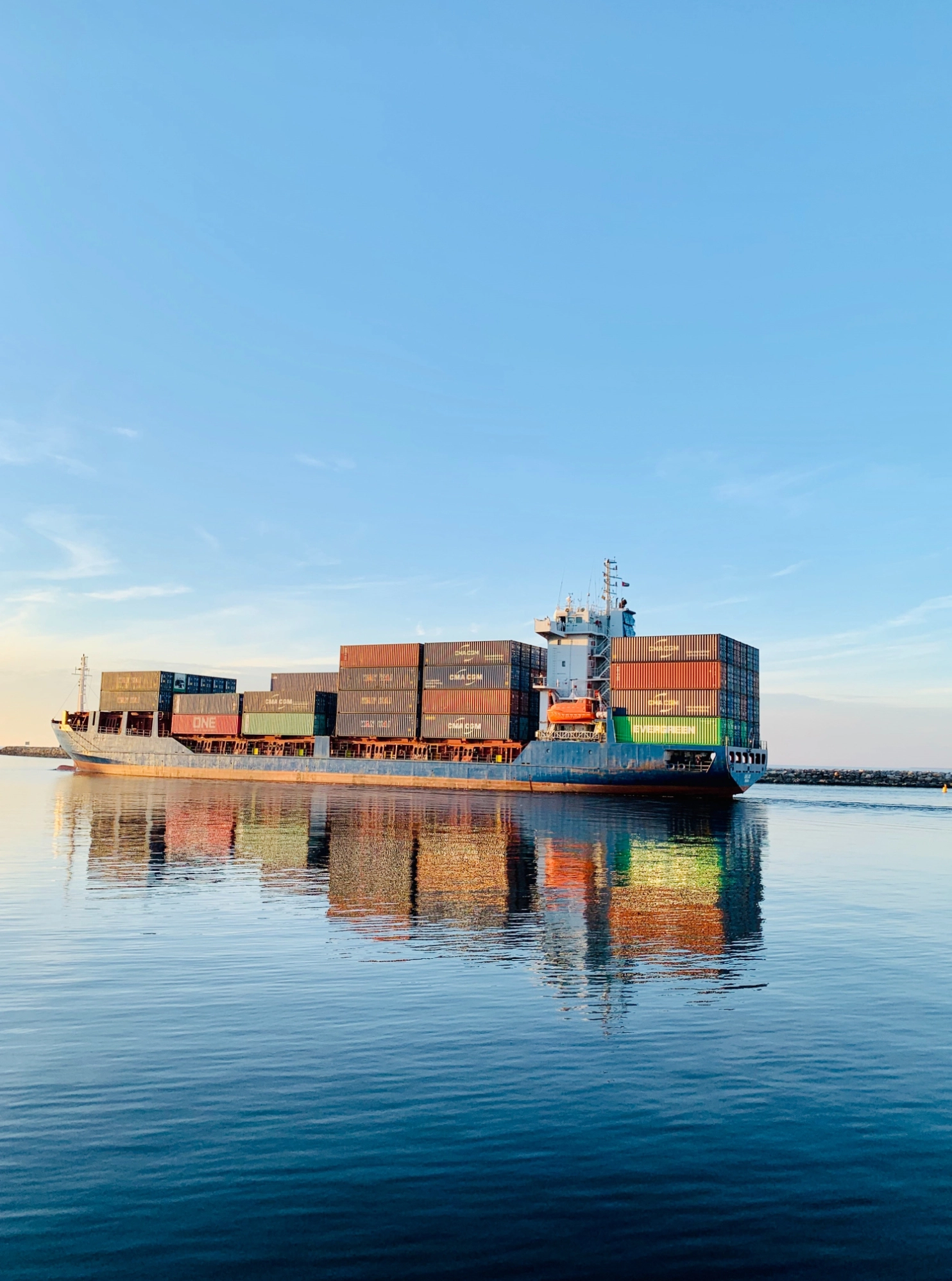 Seecontainer werden von Cargoschiff auf Meer transportiert