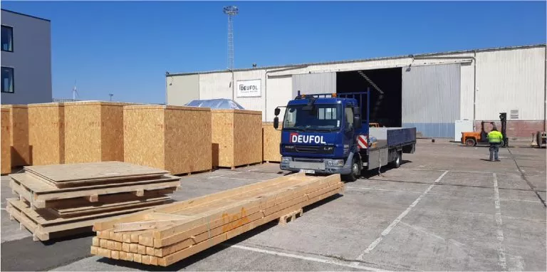 DEUFOL-Exportverpackungen, Transportpaletten und Holz vor Standort