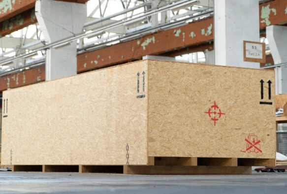 Exportverpackung in Lagerhalle von DEUFOL bereit für die Transportorganisation.