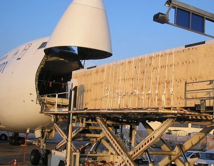 DEUFOL-Exportverpackung wird in Flugzeug verladen