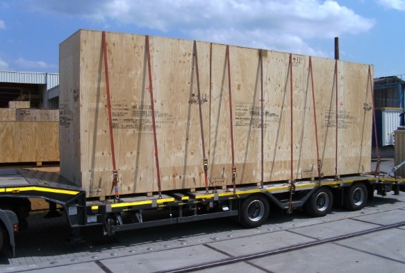 DEUFOL-Exportverpackung wird auf Ladefläche transportiert