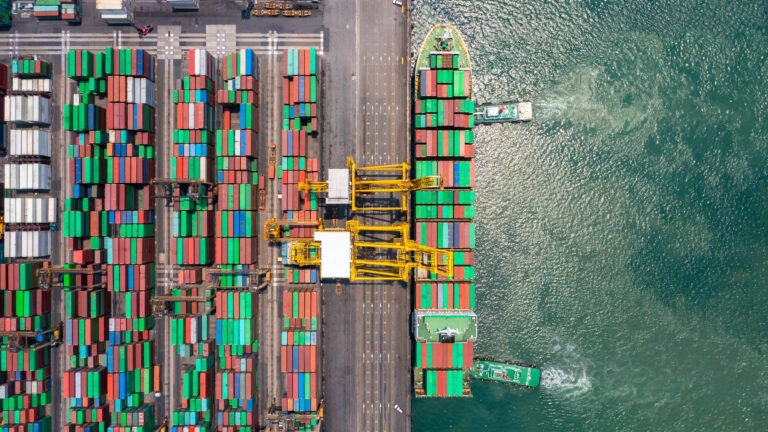Luftansicht eines Containerfrachtfrachtschiffs am Industriehafen
