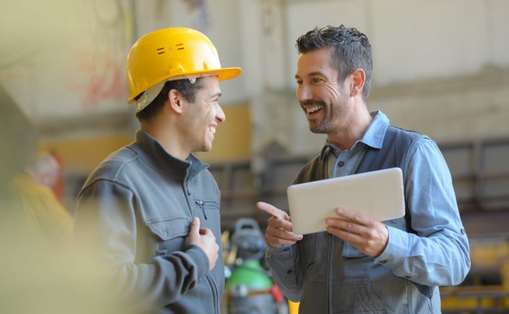 Supply-Chain-Mitarbeiter analysieren aktuellen Projektstatus