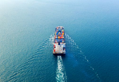 Cargoschiff mit Seecontainern auf Meer