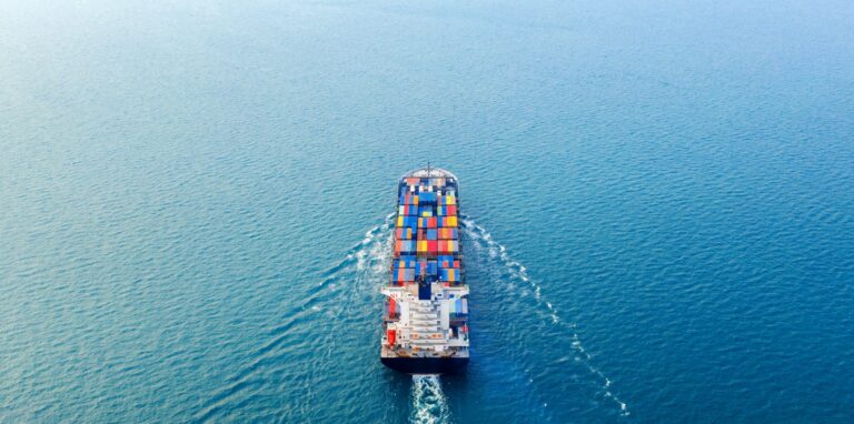 Cargoschiff mit Seecontainern auf Meer