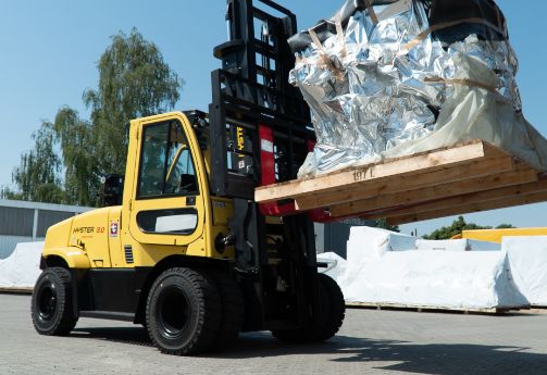 DEUFOL-Transportpalette wird von Lastenfahrzeug befördert