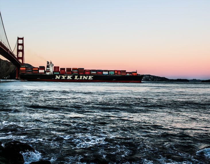 Cargoschiff befördert Seecontainer mit Transportkisten auf Meer