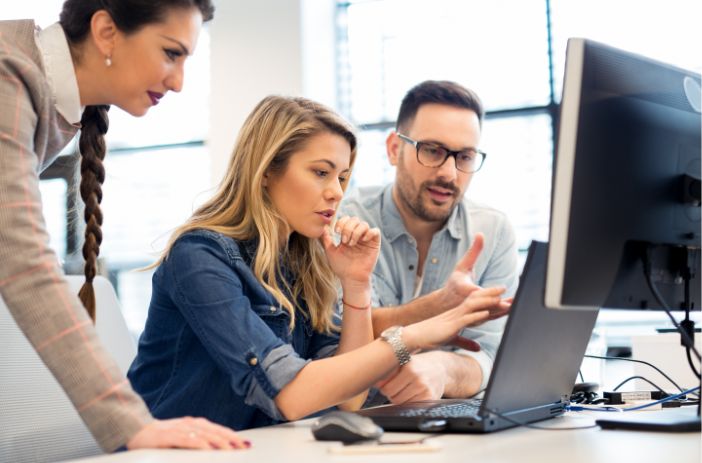Supply-Chain-Mitarbeiter analysieren aktuellen Projektstatus am Laptop