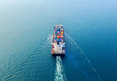 Cargoschiff transportiert Seecontainer auf Meer