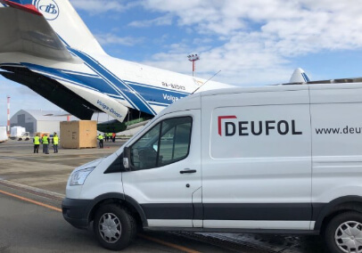 Mobiler DEUFOL-Verpackungsbus vor Cargoflugzeug