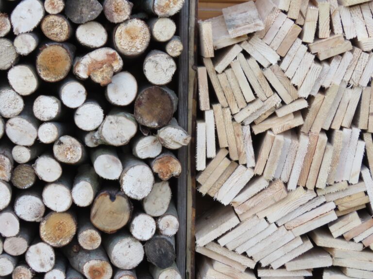 Holzstapel zur Symbolisierung der aktuellen hohen Preise