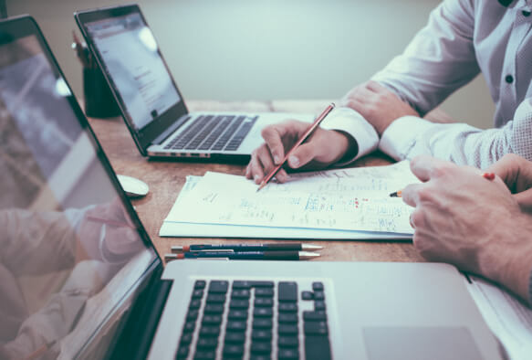 Supply-Chain-Mitarbeiter besprechen Projekt mit Notizen