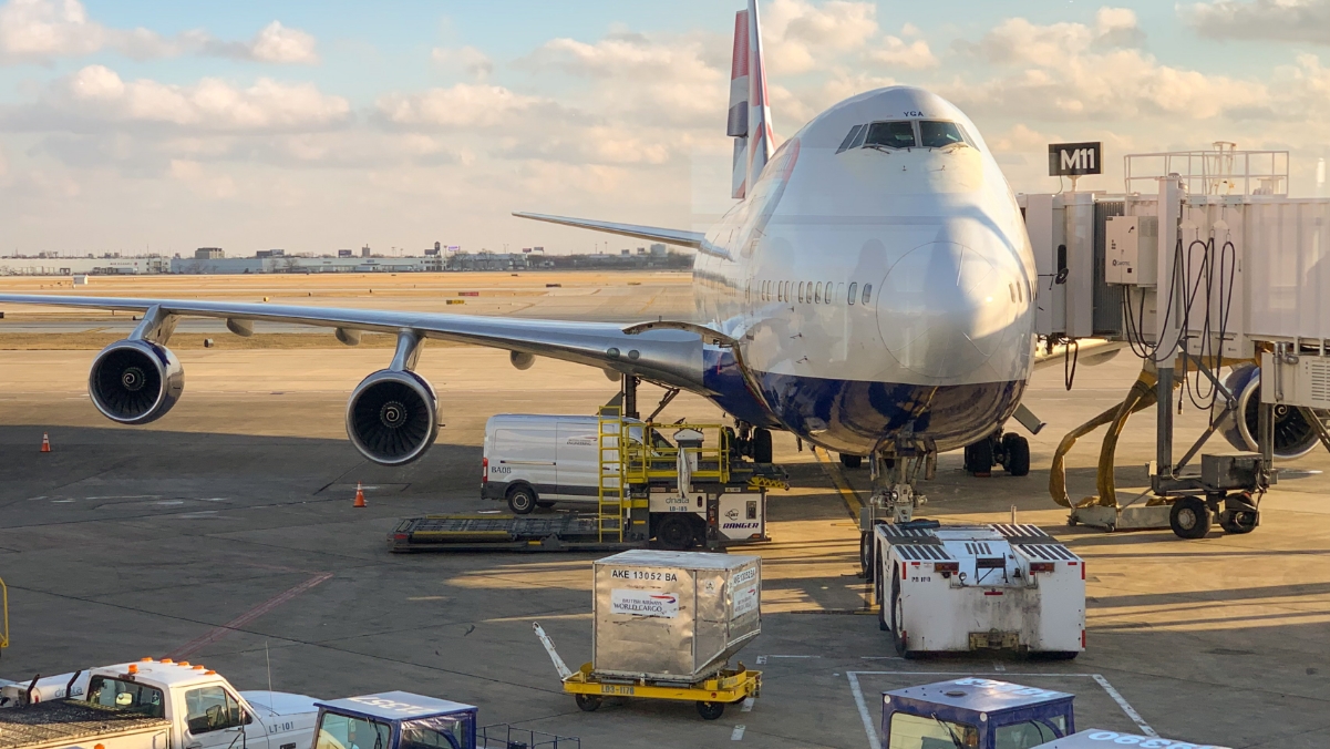 Verschiedene Industriegüter werden in Flugzeug verladen