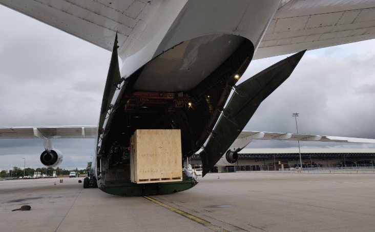 DEUFOL-Exportverpackung wird in Flugzeug verladen