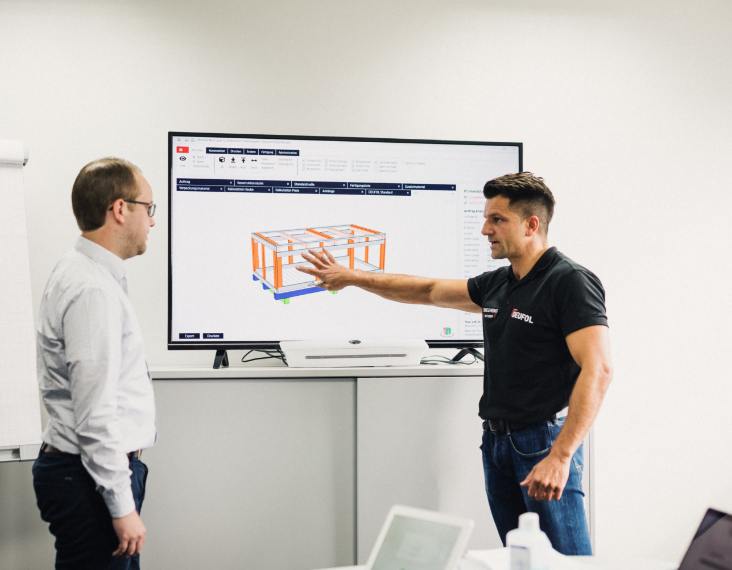 Zwei Supply-Chain-Experten beim Konstruieren einer Exportverpackung