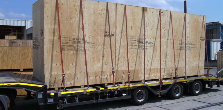 DEUFOL-Exportverpackung wird auf Ladefläche transportiert